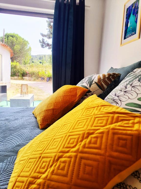 Posteľ alebo postele v izbe v ubytovaní Logement La Belle Provence