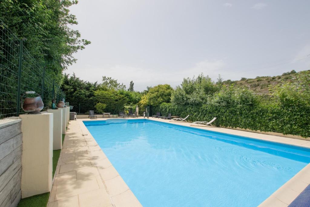 una grande piscina blu in un cortile di Maison De Vacances Avec Piscine a Gras