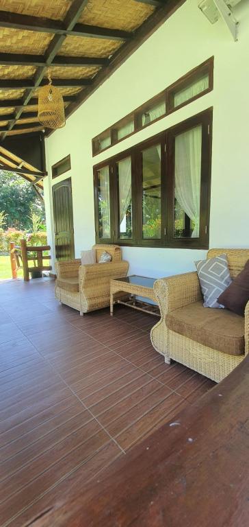 Posezení v ubytování Sumatra Cheeky Monkeys Villa, Trekking and Tours