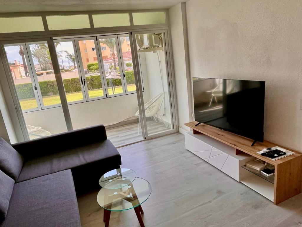 TV a/nebo společenská místnost v ubytování Sea View Apartment Beach Front Punta Prima