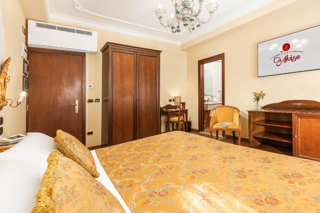 Postel nebo postele na pokoji v ubytování Hotel Ca' Alvise