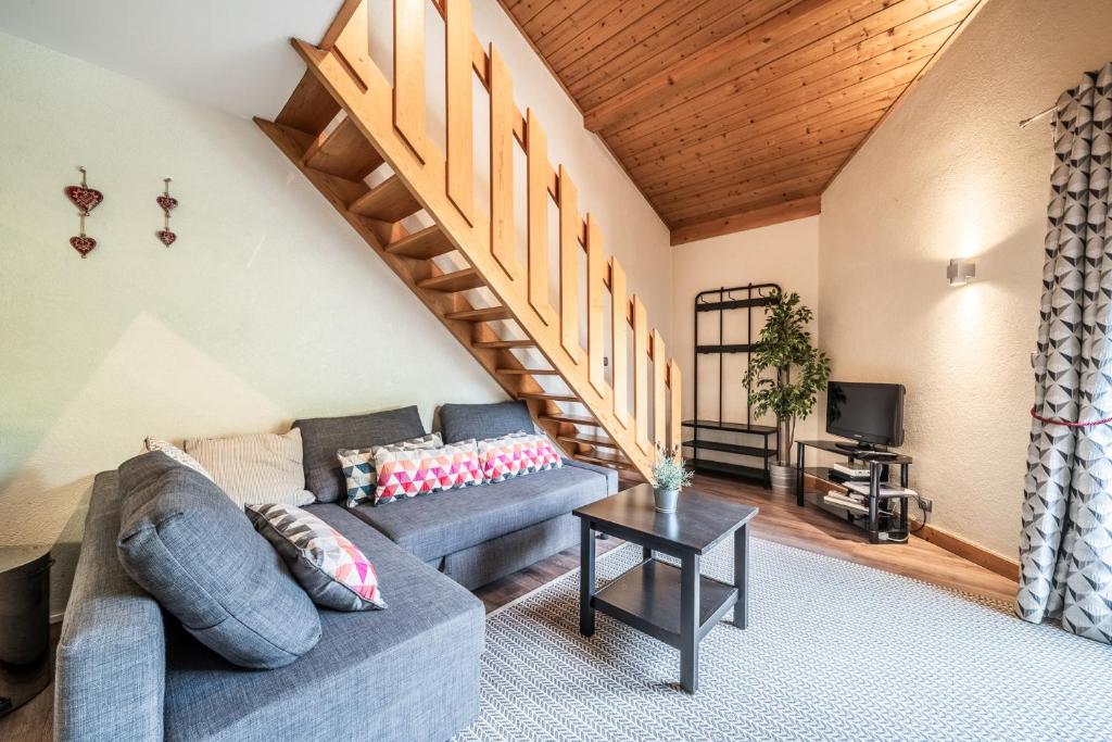 un salon avec un canapé et une table dans l'établissement Cypierre 10 - Duplex au centre de la station, à Morzine