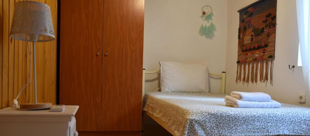 Postel nebo postele na pokoji v ubytování Kactro House