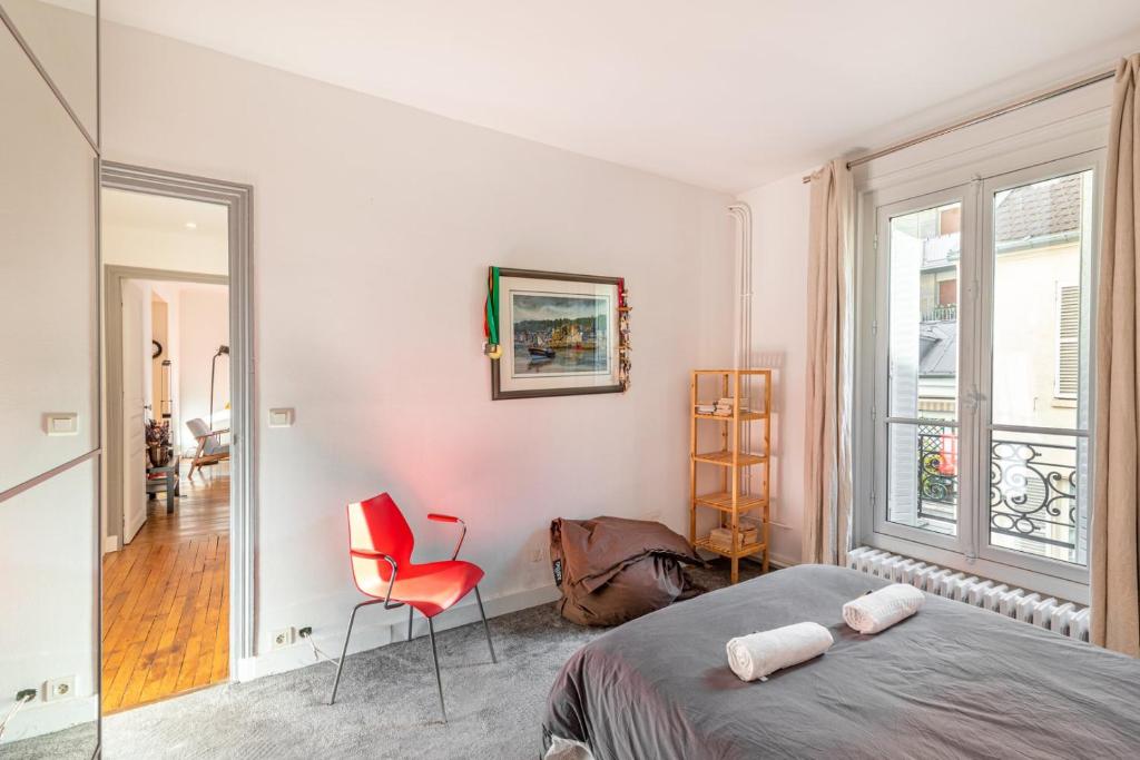 une chambre avec un lit, une chaise et une fenêtre dans l'établissement GuestReady - central apartment at Les Invalides, à Paris