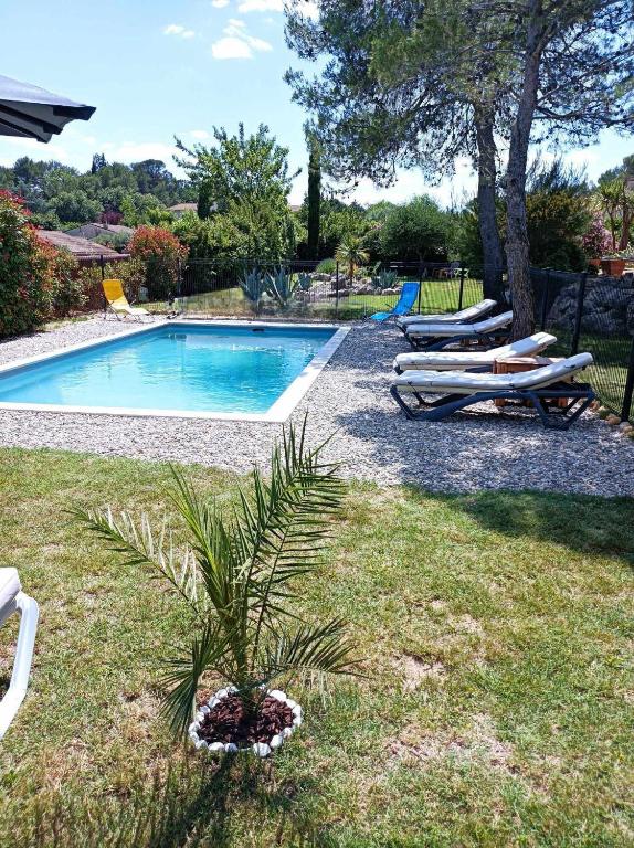 Bazén v ubytovaní Anduze Gîte Les Lauriers au "Petit Clos des Cigales" alebo v jeho blízkosti