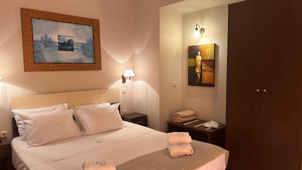 Postel nebo postele na pokoji v ubytování Porto Planos Beach Hotel