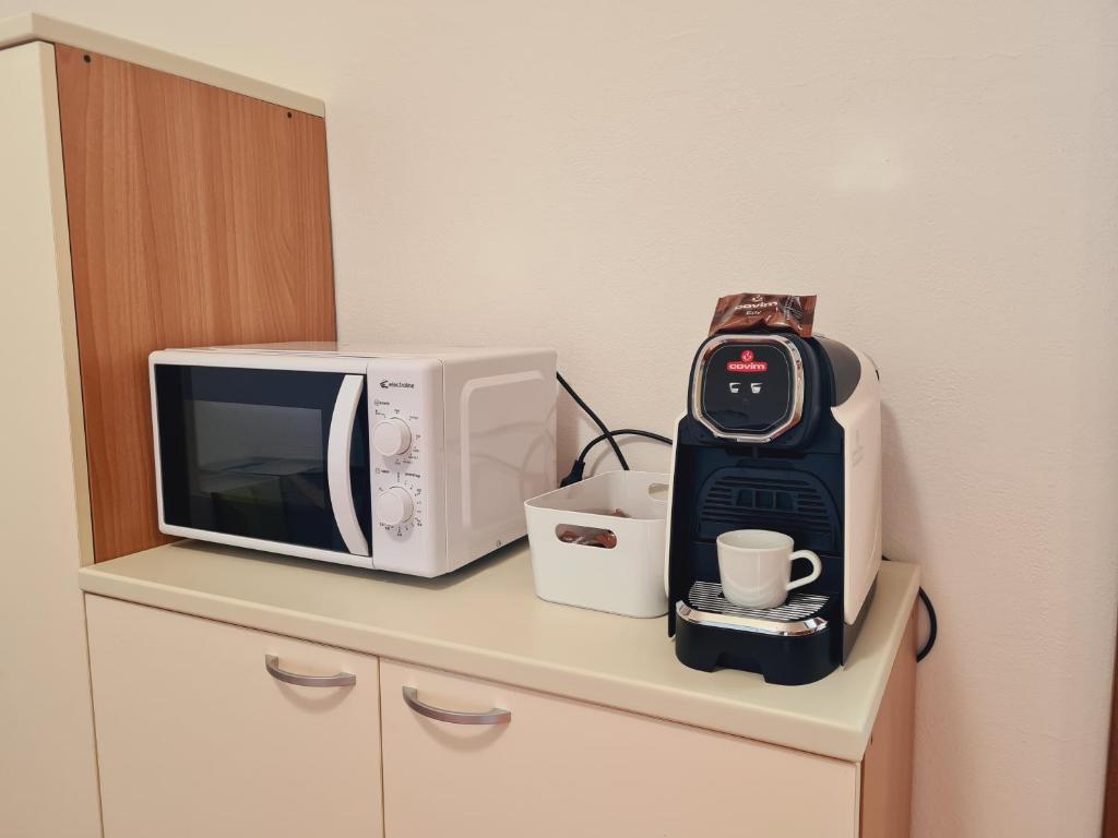 Príslušenstvo na prípravu kávy alebo čaju v ubytovaní Caletta Apartments