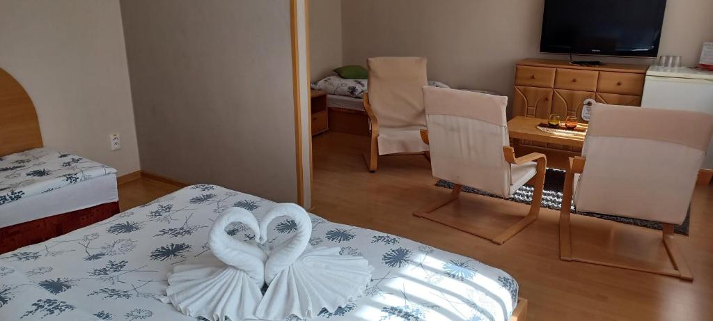 Postel nebo postele na pokoji v ubytování Hotel Baník Handlová