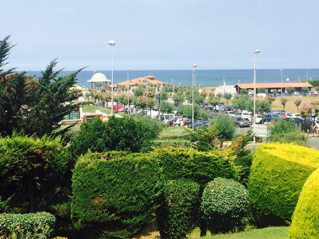 Elle offre une vue sur un parking et l'océan. dans l'établissement Hippocampe, à Anglet