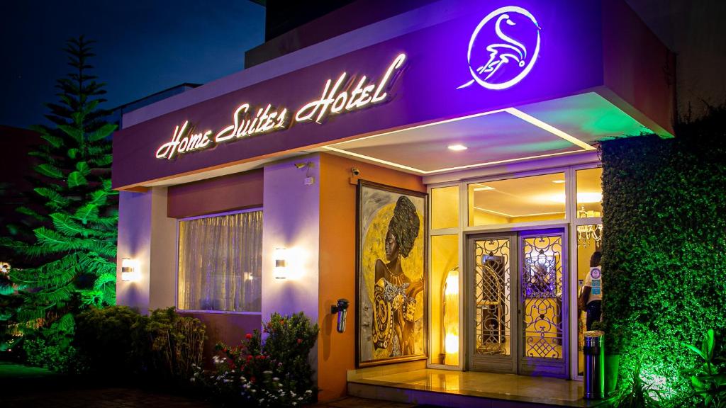フリータウンにあるHome Suites Boutique Hotel Freetownの前面にネオンの看板が貼られたレストラン