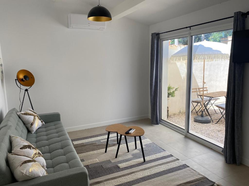 un salon avec un canapé et une table dans l'établissement T2 cosy et au calme, à Saint-Rémy-de-Provence