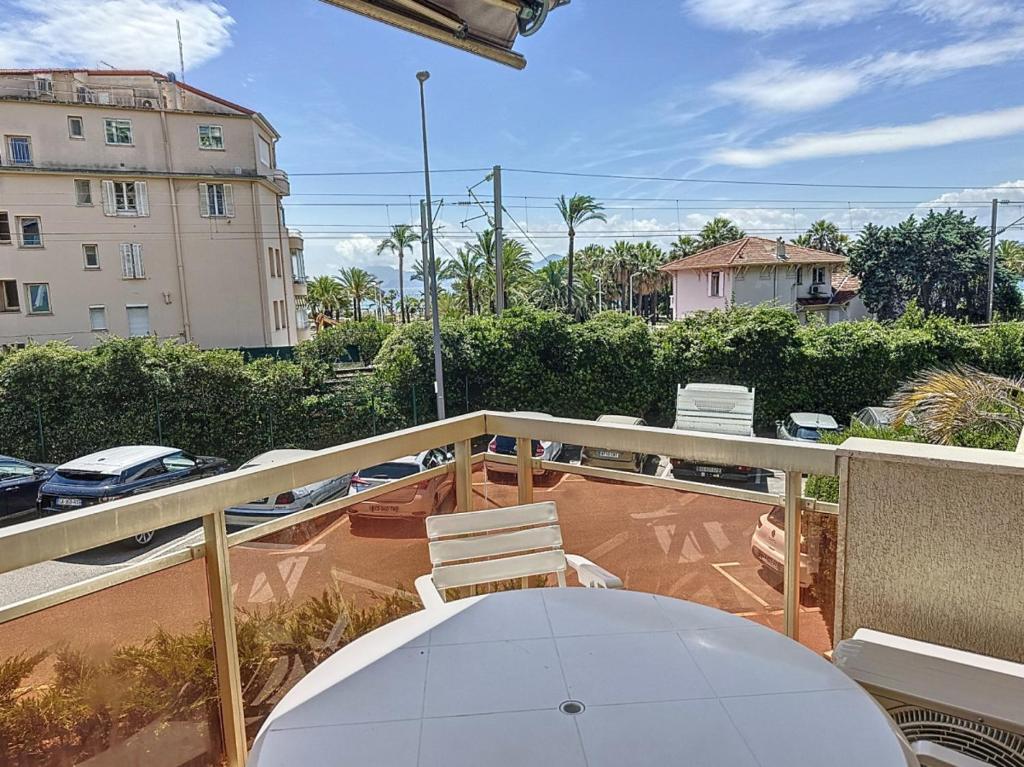 - un balcon avec une table et des chaises dans l'établissement 2 bedroom apartment with parking 3 mins from La Croisette beach, à Cannes