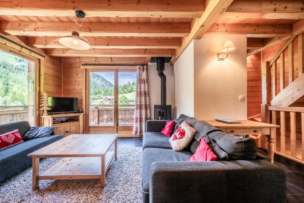 un salon avec un canapé et une table dans l'établissement La Dalle Cachée, à Morzine