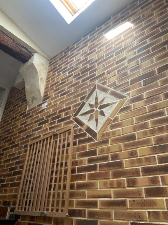 un mur de briques avec une étoile peinte dessus dans l'établissement Le grand logis, à Les Sables-dʼOlonne