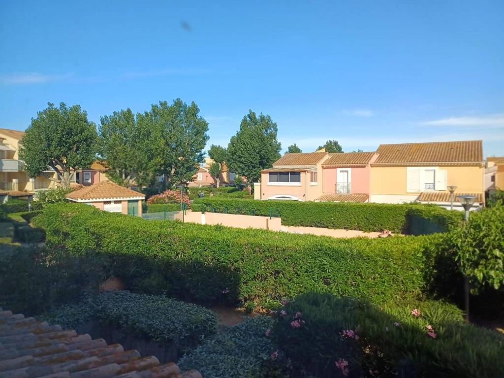 Cette maison offre une vue sur le jardin. dans l'établissement APPT 2 Pièces 32m2 avec Loggia vitrée REF 4001, à Le Castellas