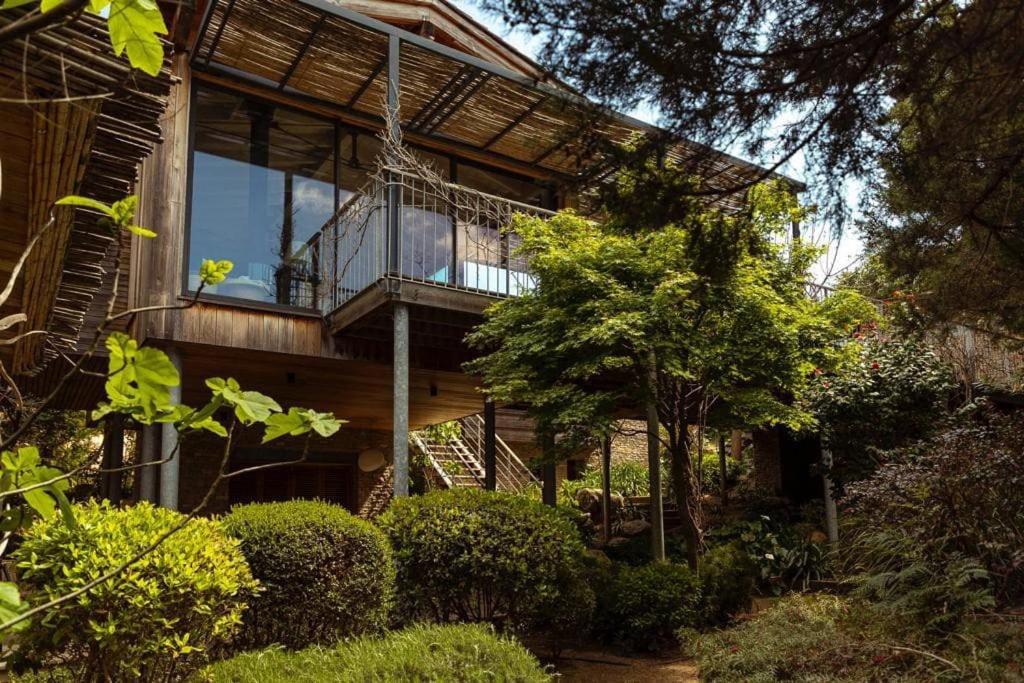 une maison avec un balcon sur le côté dans l'établissement Casa Madera - Villa au bord de la mer, à Lecci