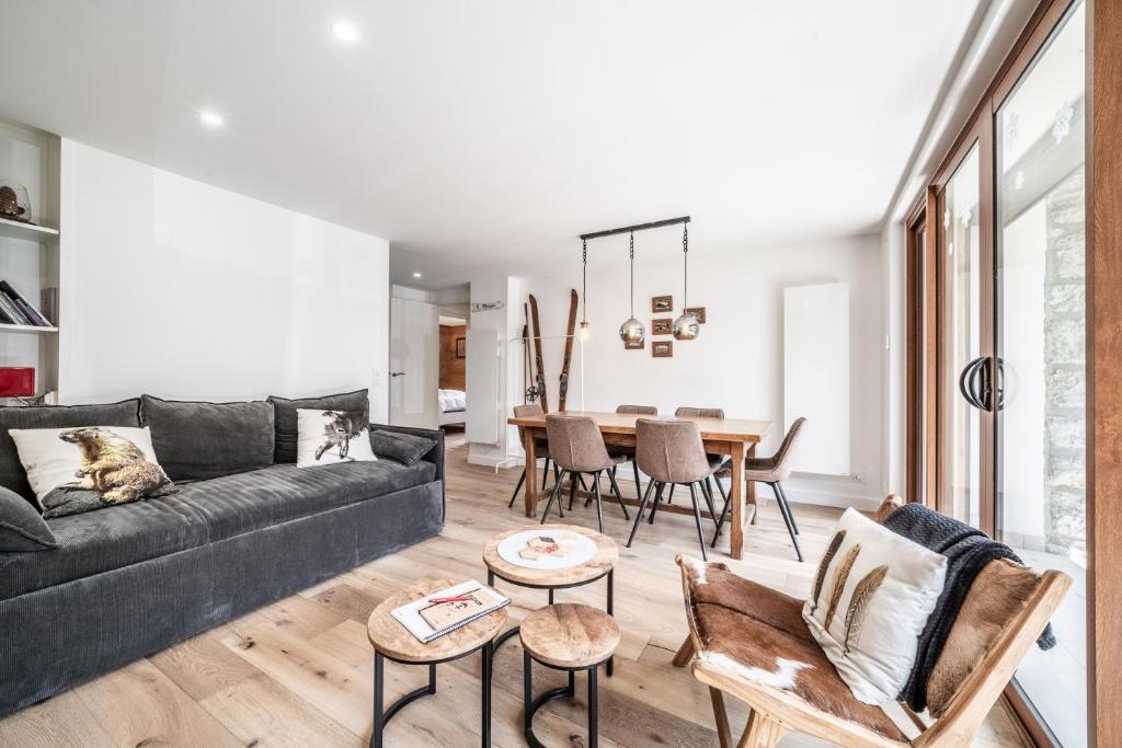 un salon avec un canapé et une table dans l'établissement Ressachaux B2 Appartement 2 chambres entièrement refait à neuf, à Morzine