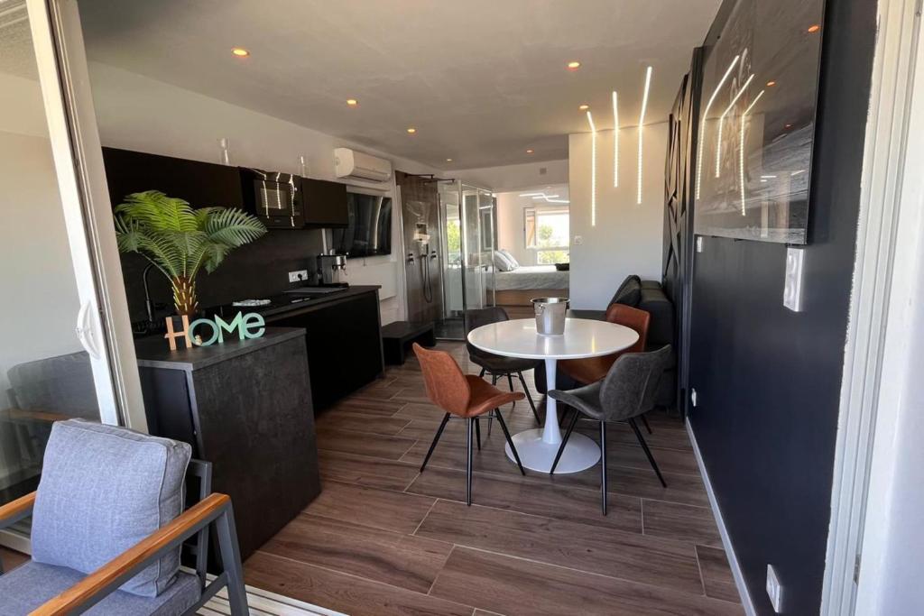 Kuchyň nebo kuchyňský kout v ubytování Naturiste Cap d'Agde Port Nature 548