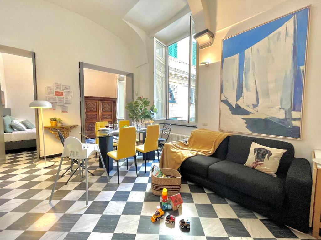 een woonkamer met een zwarte bank en een tafel bij Happy Family Apartments Cathedral in Genua