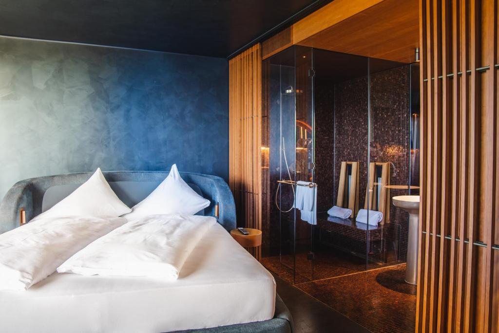 Ένα ή περισσότερα κρεβάτια σε δωμάτιο στο Sonne Seehotel