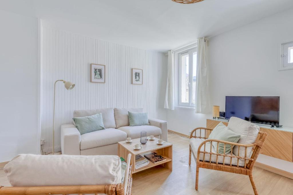 un salon avec un canapé et une télévision dans l'établissement Appartement Alegria - Welkeys, à Bandol