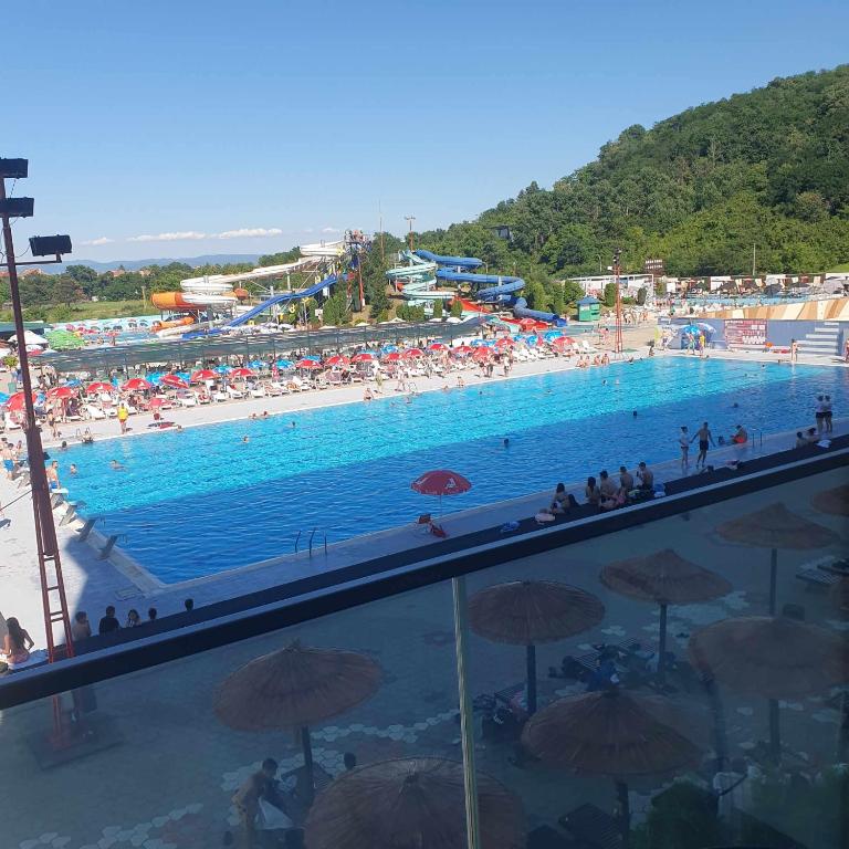 Bazén v ubytování Aqua Lux Apartman nebo v jeho okolí