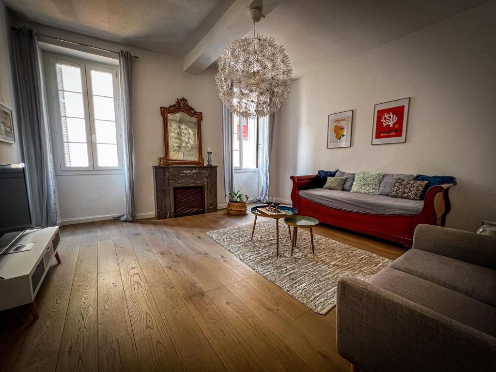 - un salon avec un canapé rouge et une cheminée dans l'établissement Anna Maria - Vieille ville, City trip - by TGB, à Ajaccio