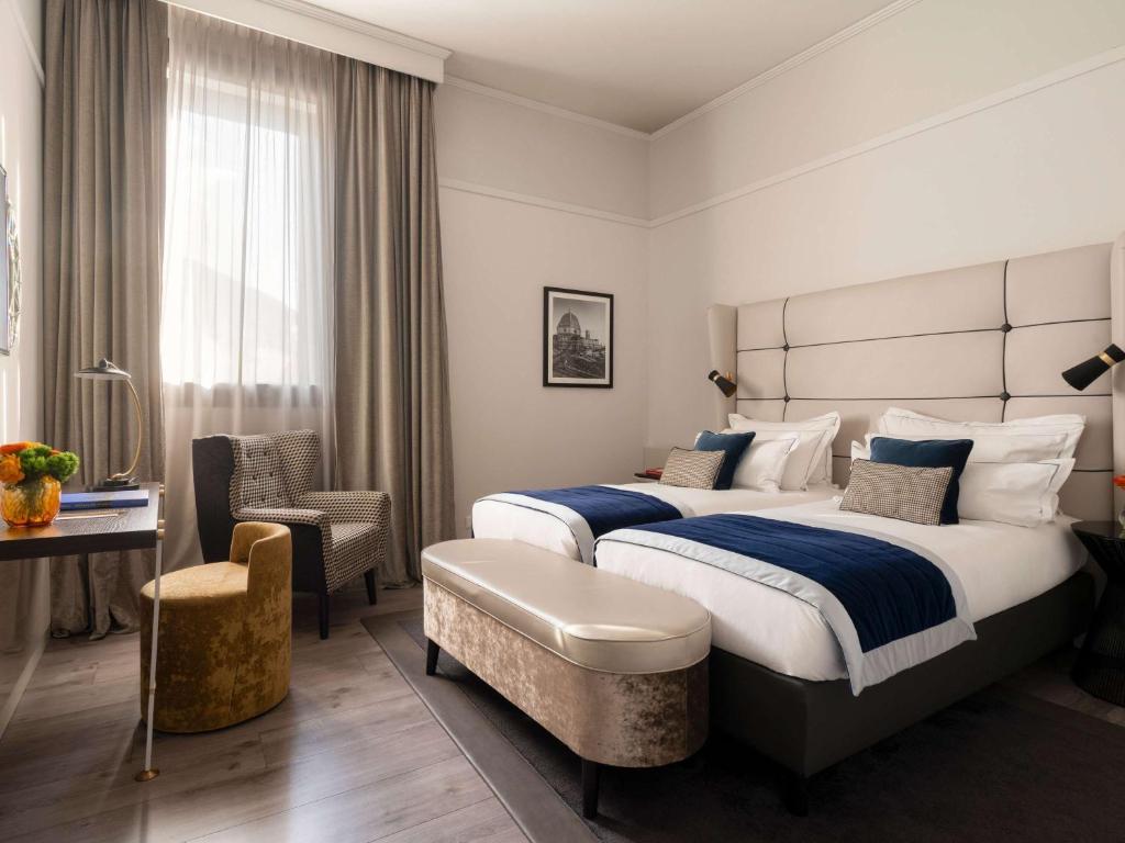 Postel nebo postele na pokoji v ubytování Cerretani Hotel Firenze - MGallery Collection