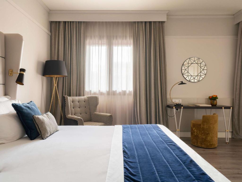 Postel nebo postele na pokoji v ubytování Cerretani Hotel Firenze - MGallery Collection