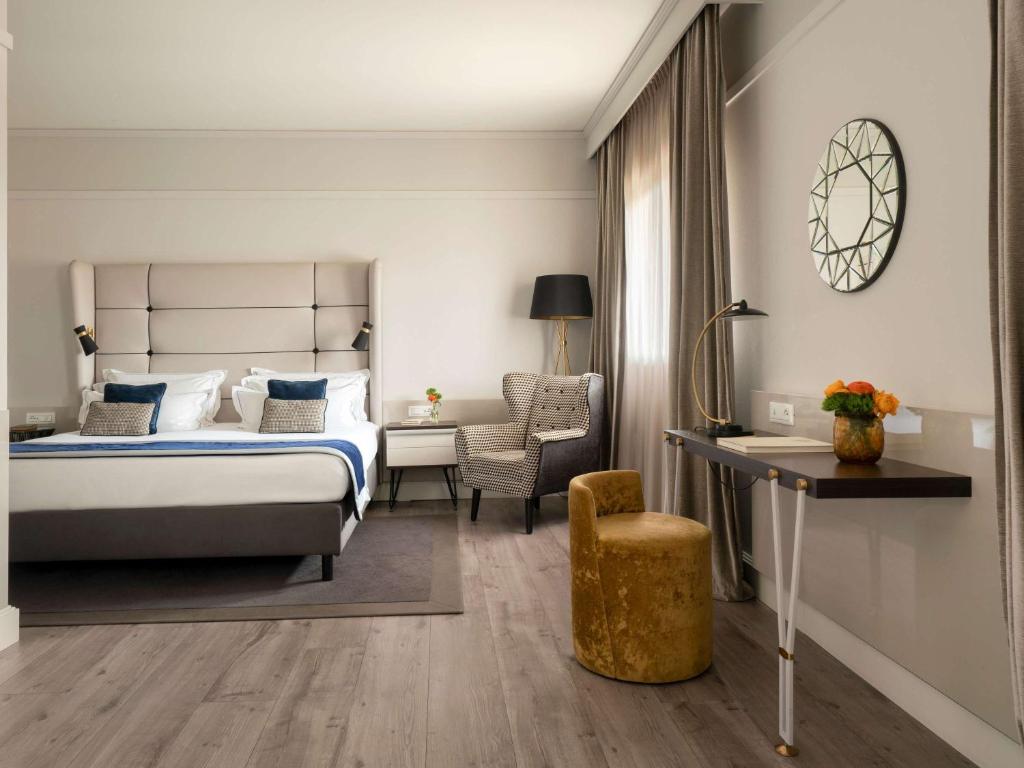 Postel nebo postele na pokoji v ubytování Cerretani Hotel Firenze - MGallery Collection