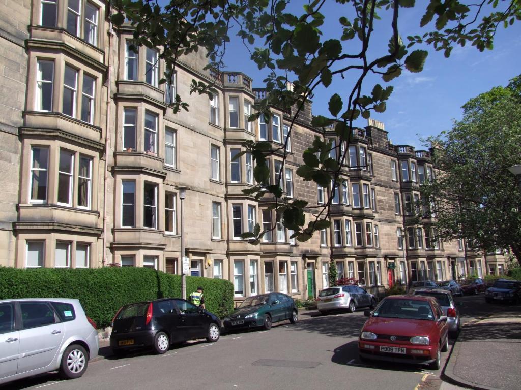 Hotel Mardale Crescent - 380, a row of cars parked in front of a building at Mardale Crescent - 380 in Edinburgh