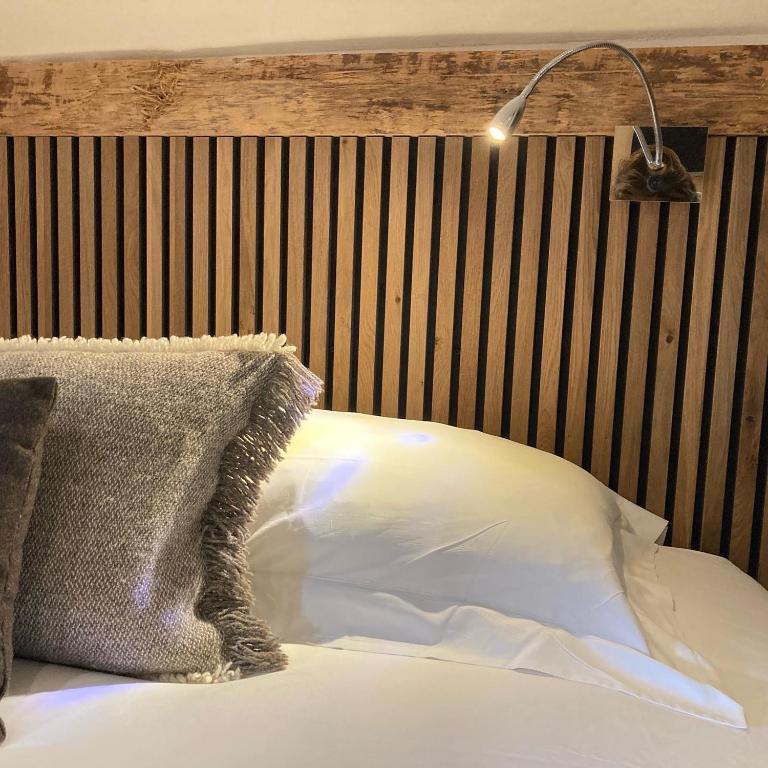 Postel nebo postele na pokoji v ubytování Hôtel Les Cimes