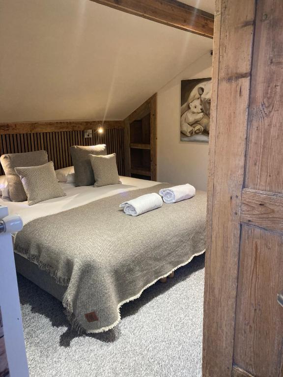 Postel nebo postele na pokoji v ubytování Hôtel Les Cimes