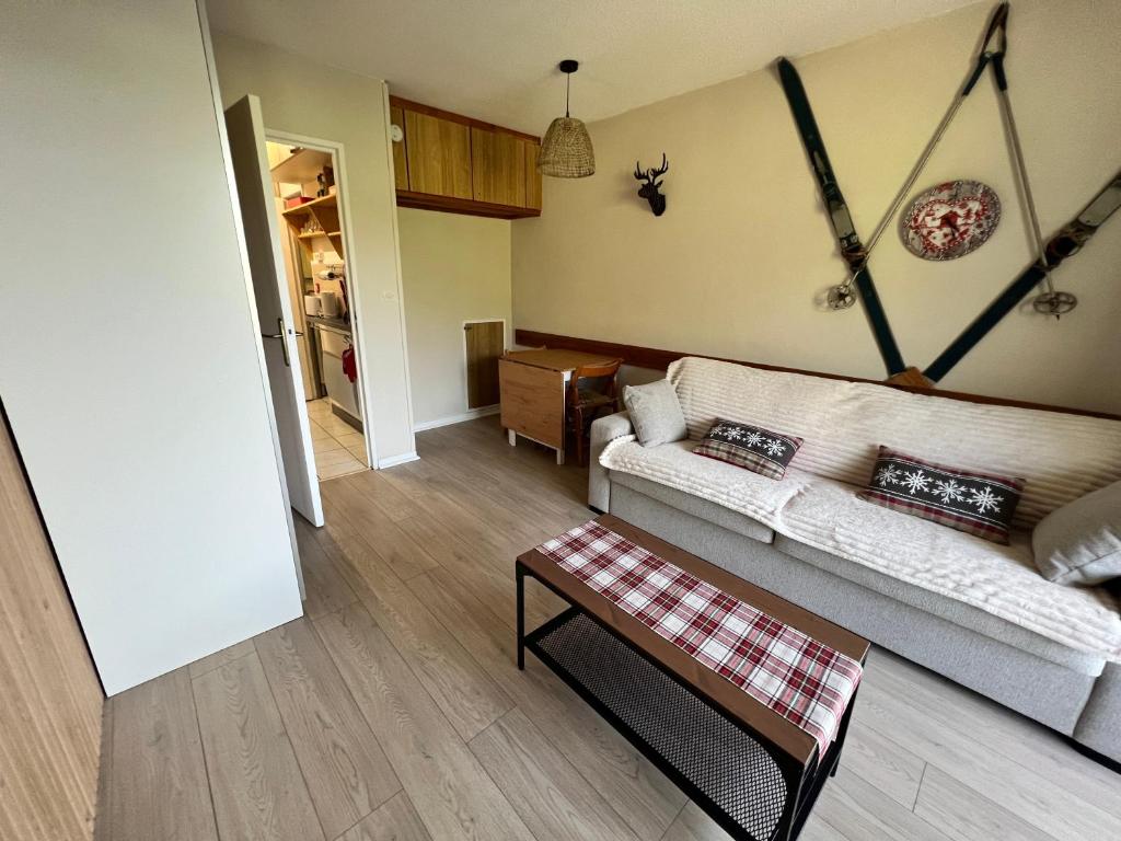 ein Wohnzimmer mit Sofa und Tisch in der Unterkunft Appartement Superdevoluy T2 6 pers Les Issarts aux pieds des pistes orientation Sud in Superdevoluy