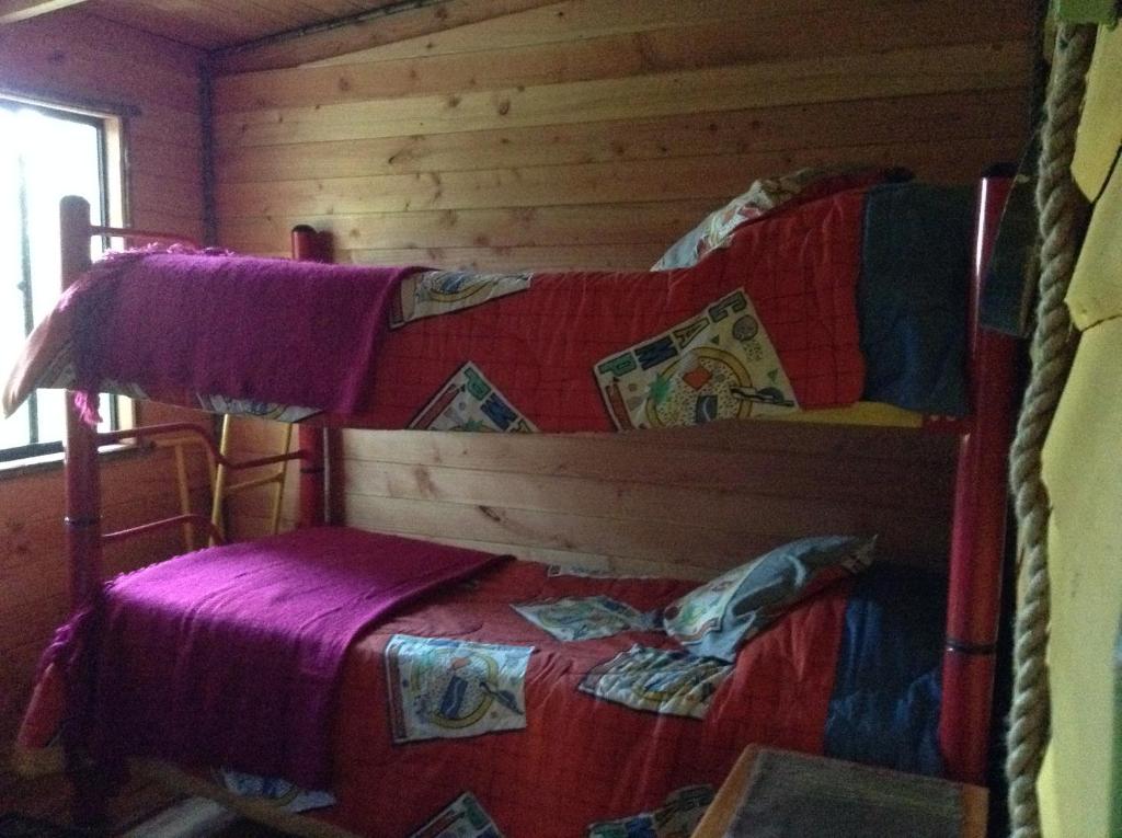 Letto o letti in una camera di Cabañas Wualmapu " acceso sólo vehiculos tipo camioneta, jeep o SUV"