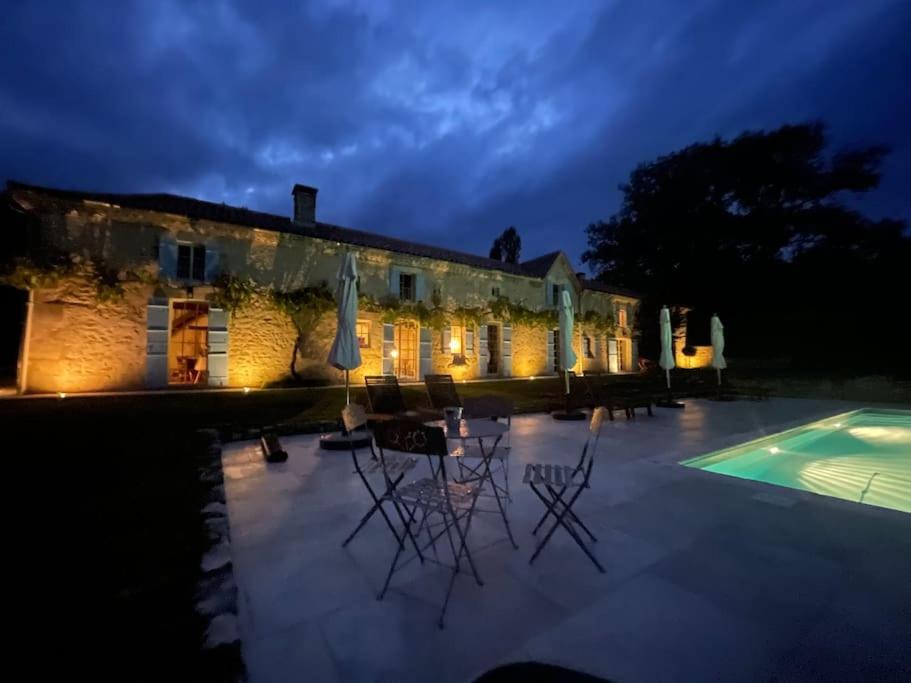 Kolam renang di atau dekat dengan Très jolie propriété avec vue et piscine chauffée