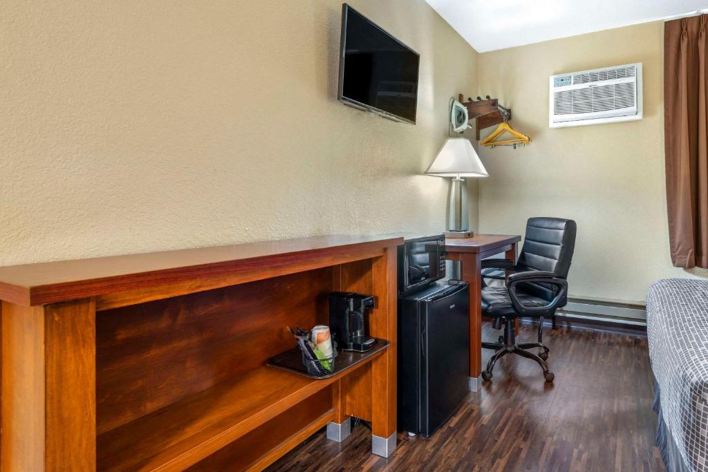 Econo Lodge La Crosse North - Double Room - Accessible/Non-Smoking