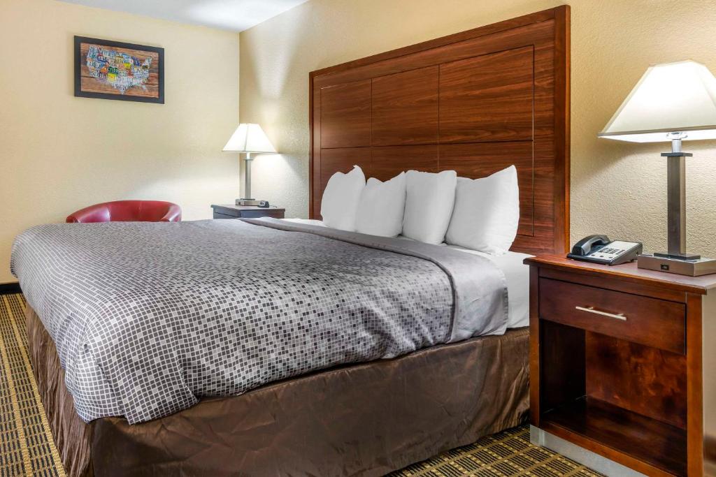 Econo Lodge La Crosse North - Superior King Room - Non-Smoking