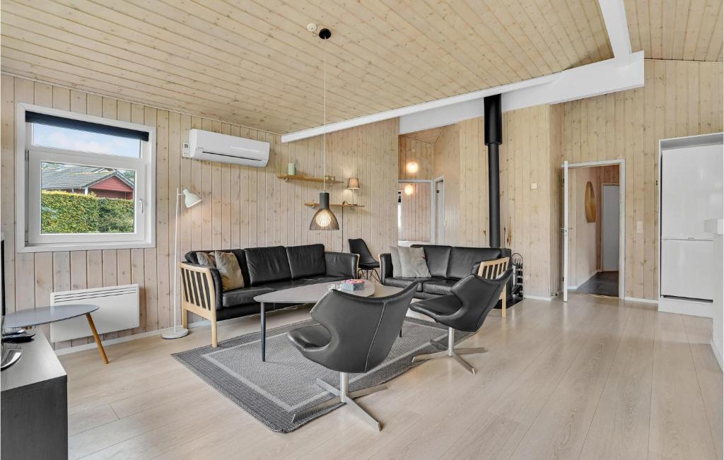 Posezení v ubytování Four-Bedroom Holiday Home In Aabenraa