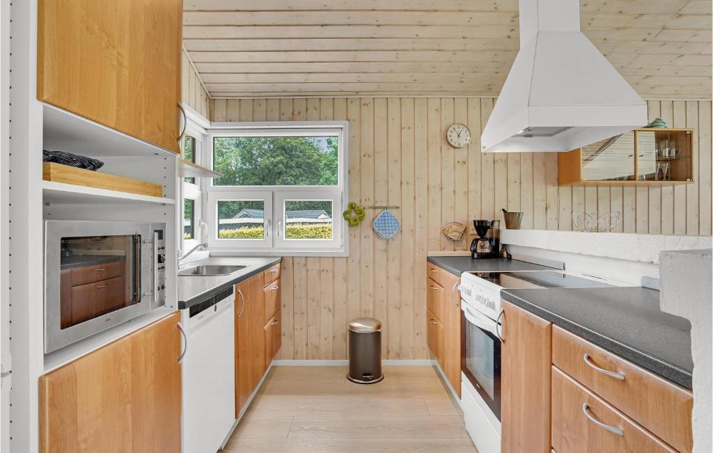 Kuchyň nebo kuchyňský kout v ubytování Four-Bedroom Holiday Home In Aabenraa