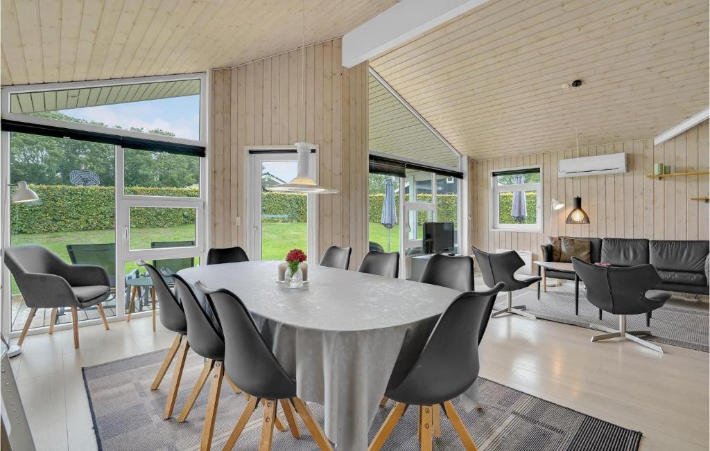 Posezení v ubytování Four-Bedroom Holiday Home In Aabenraa
