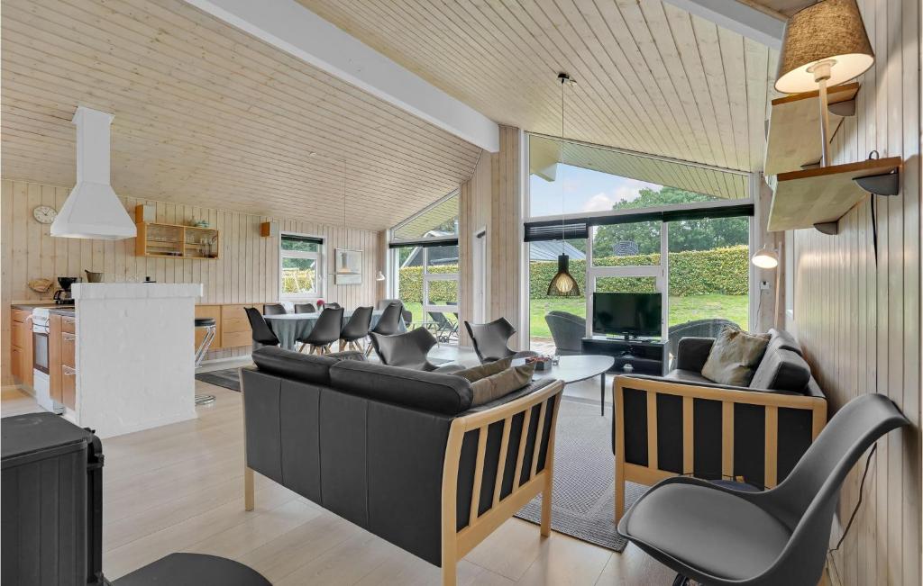 Posezení v ubytování Four-Bedroom Holiday Home In Aabenraa