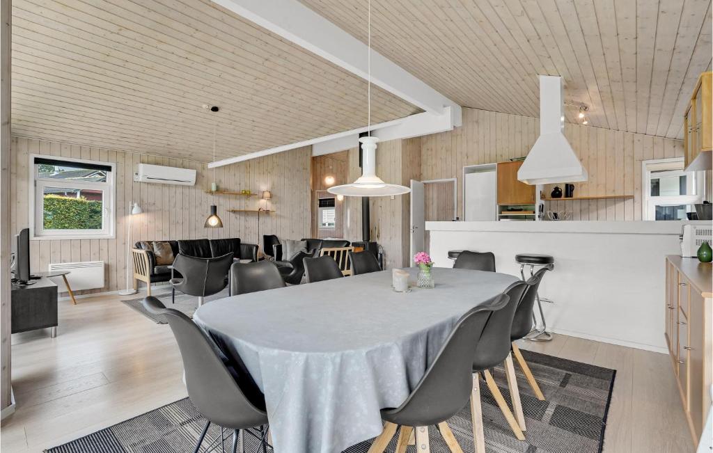 Kuchyň nebo kuchyňský kout v ubytování Four-Bedroom Holiday Home In Aabenraa