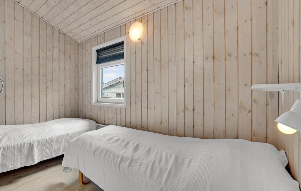 Postel nebo postele na pokoji v ubytování Four-Bedroom Holiday Home In Aabenraa