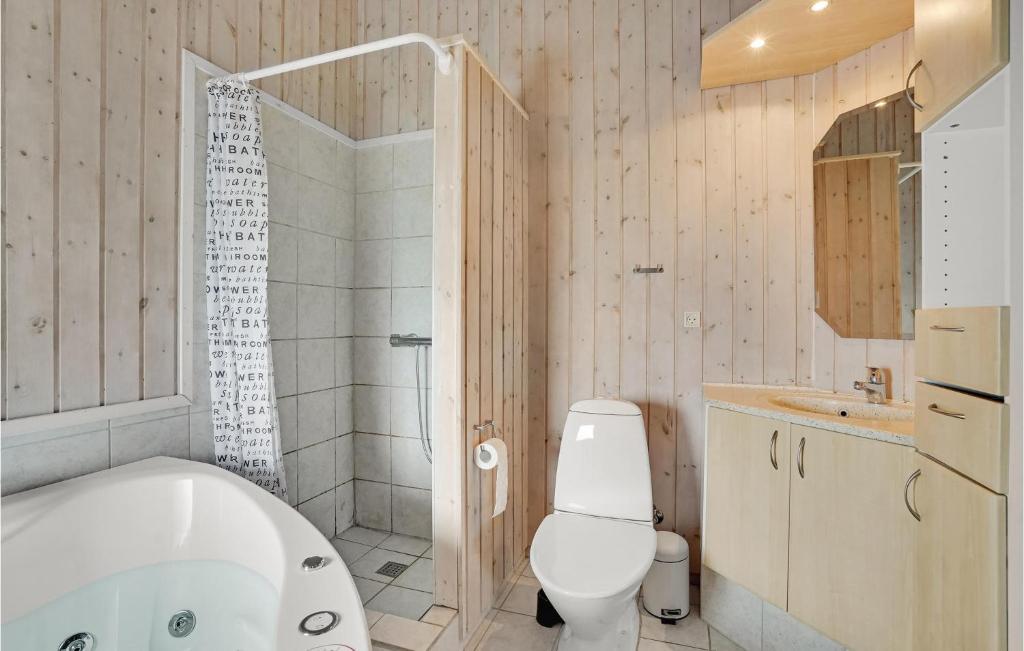 Koupelna v ubytování Four-Bedroom Holiday Home In Aabenraa