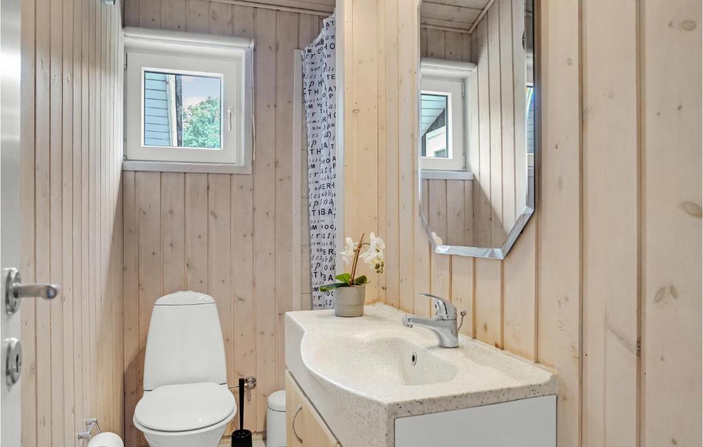 Koupelna v ubytování Four-Bedroom Holiday Home In Aabenraa
