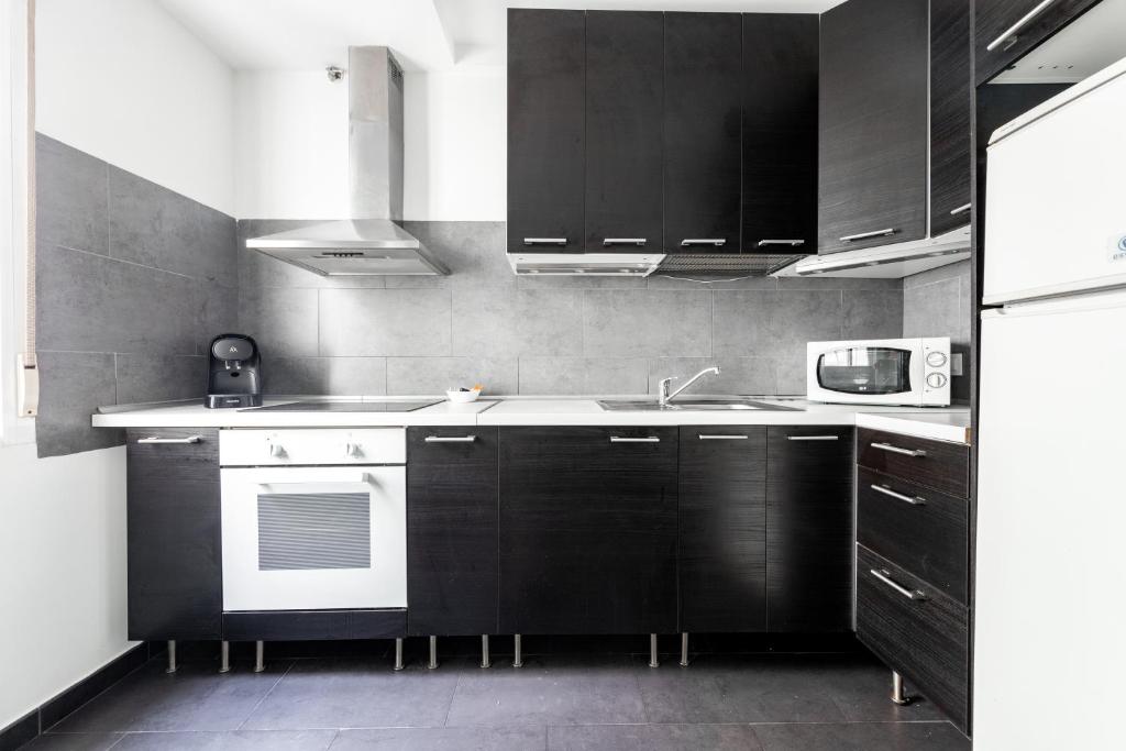 Kuchyňa alebo kuchynka v ubytovaní FUN BUILDING FLATS by HOMEABOUT