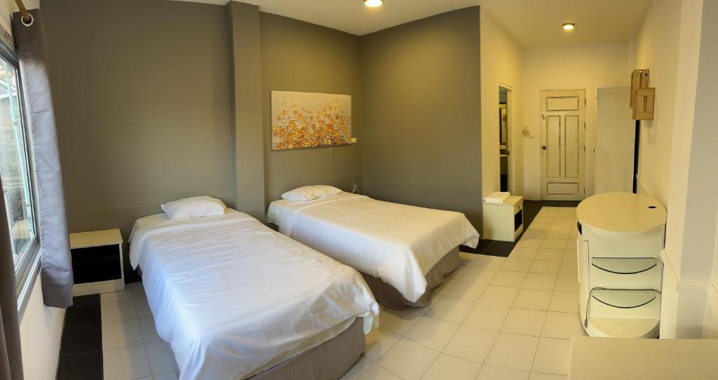 Postel nebo postele na pokoji v ubytování Shalom Center chaweng Samui