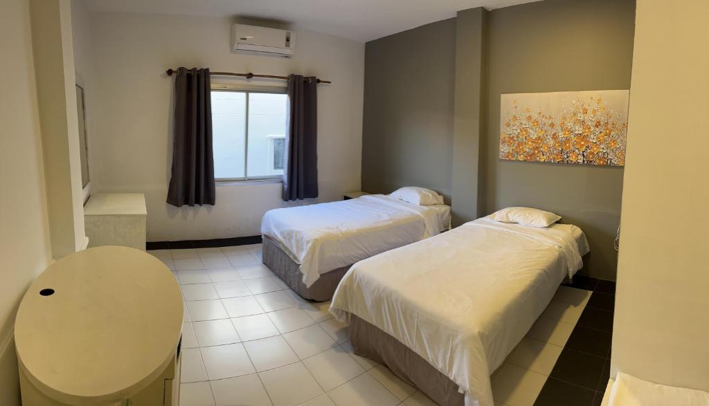 Postel nebo postele na pokoji v ubytování Shalom Center chaweng Samui