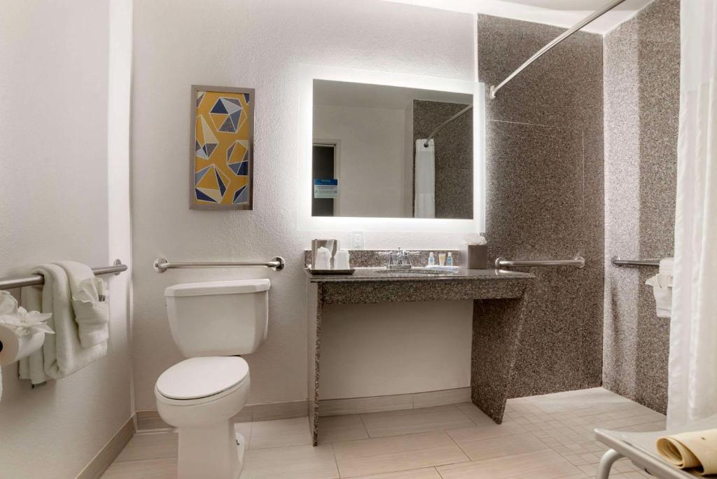 Comfort Inn & Suites New Orleans Airport North - King Room With Sofa Bed - Accessible/Non Smoking